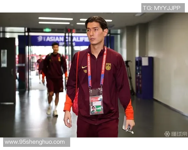 足球明星在国歌演唱中泪洒赛场感动全场观众引发热议