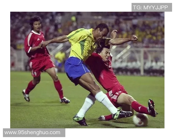 足球明星们在赛场上的激情瞬间与感人故事的完美结合